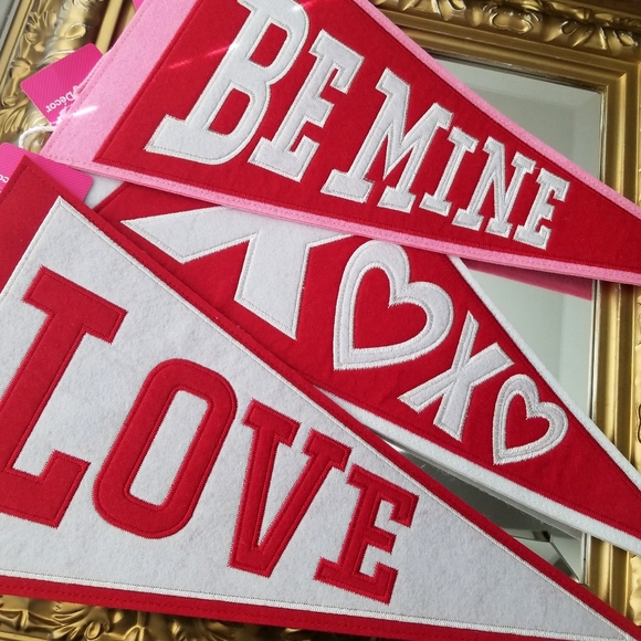 ❗Retro Style Felt Pink and Red "Love" "Be Mine" Hanging Triangle Flag Bundle❗ - Picture 1 of 4